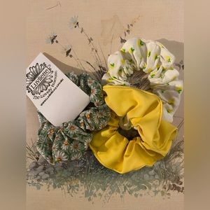 🌻NWT ALL 3 pcs. Chunky Hair Scrunches/Ponytails- 2 Flowery🌸1 Solid Yellow🌿BOP